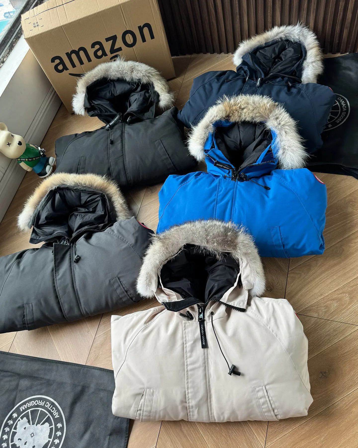 P720 🆕Top version! Comes with a tote bag! Chip version💰𝑪𝒂𝒏𝒂𝒅𝒂 𝑮𝒐𝒐𝒔𝒆/Canada Goose Chilliwack Goose 01 bomber jacket down! The top original replica version refers to the highest version in China currently (there is no one) ⚠️Note: There is no foundry in China! ! ! Saying it is original order, ZP goods, pure original goods, etc. is just a gimmick by some peers. Do not be deceived!  ⚠️Note: The latest version of this year’s authentic product has a strap (the latest version can be bought at the newly opened Galeries Lafayette Canada Goose counter in Beijing) ⚠️Note: (The authentic product does not have blue wash marks this year) Version comparison introduction 1⃣️Top replica: Made of 18-count polyester-cotton blended fabric imported from South Korea (authentic synchronized fabric), national standard 90 white duck down, western Canadian coyote hair 2⃣️Mid-range version: Made of domestically produced 21-count polyester-cotton fabric, 50% standard white duck down, Eastern Canada coyote hair, top original goose analysis Analysis 1 (wolf hair): All customers are guaranteed to receive a fur collar that is grayer than the original color. Each wolf hair is 55cm long and 14cm wide, all made from wild first-grade gray wolf skins in western Canada! Analysis 2 (Trademark): We use dyed embroidery thread to truly achieve 100% reproduction of the trademark, ensuring that the embroidery thread is exactly the same as ZP, with zero color difference and 100% reproduction of the map letters! (We can guarantee that no one in our industry is more attentive and professional than us!) Analysis 3 (fabric): As we all know, the Canada Goose ZP fabric in previous years was a 21-count polyester-cotton washed, calendered and brushed fabric that was relatively hard. Last year and this year, dozens of authentic products purchased were all made of 18-count pure cotton fabrics, and we finally decided to use 18-count polyester cotton! (ZP synchronized fabric) Analysis 4 (Accessories): Domestic exclusive version of Velcro, one to one Y-shaped double hook original Velcro, YKK zipper, exclusive original workmanship of washed threaded down jacket!  Authentic products are not 100% perfect and flawless. Authentic products also have velvet hair loss, and most of the authentic wolf fur is mainly eastern yellow wolf fur. (Because our wolf skins are all auctioned at the same auction house as authentic products) There is an auction list to prove it.  At the same time, I will teach you a trick: buy an authentic product from Tmall, buy a piece of clothing from a merchant you trust at the same time, and come back to compare the details. ⚠️ Remember you get what you pay for! Don't be greedy for small gains, or you will suffer big losses! Color: Black Navy Beige Graphite Gray Royal Blue Size: XS S M L 54 120 84 79 140-160 XL 56 124 86 81 160-180 XXL 58 128 88 83 180-200